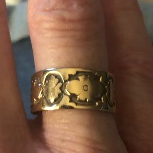 Cute gold ring-no markings